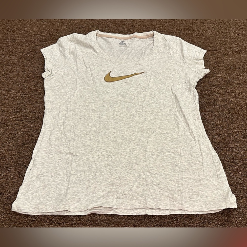 EUC Nike Grey tee gold logo XL women's
Tee athletic top cute sexy Short sleeve